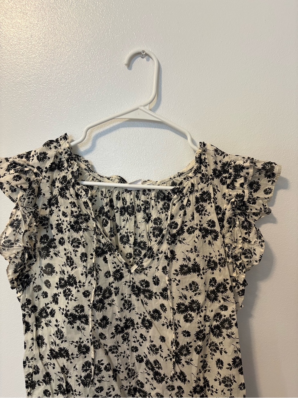 Gap Black & White Floral Ruffle Sleeve Top - Picture 3 of 5